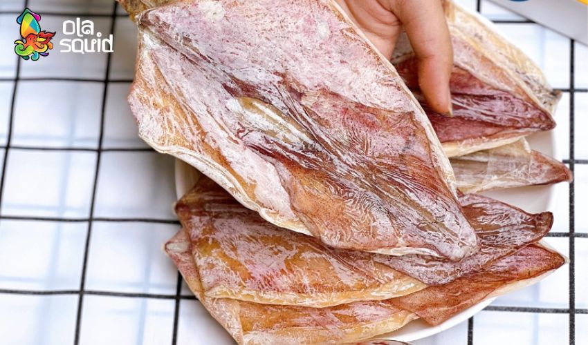 Cách nấu nước lèo bằng mực khô thơm ngọt, đậm vị biển 12 Những con mực khô chất lượng có màu vàng nhạt tự nhiên và hơi tanh nhẹ