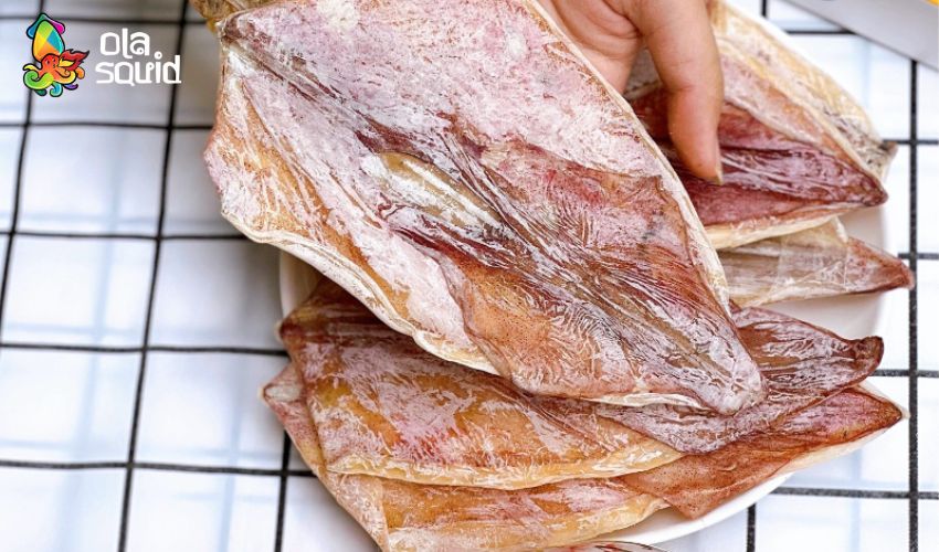 Cách làm miến xào mực khô thơm ngon, dai giòn chuẩn vị tại nhà 6 Mực khô ngon có màu vàng nhạt tự nhiên, phủ một lớp phấn trắng mỏng bên ngoài