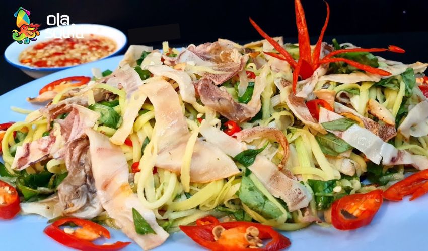 Mực khô Hạ Long là gì? Cập nhật giá và địa chỉ mua uy tín 11 Mực khô xé sợi trộn cùng xoài xanh, đu đủ, rau thơm và nước mắm chua ngọt cực thấm vị