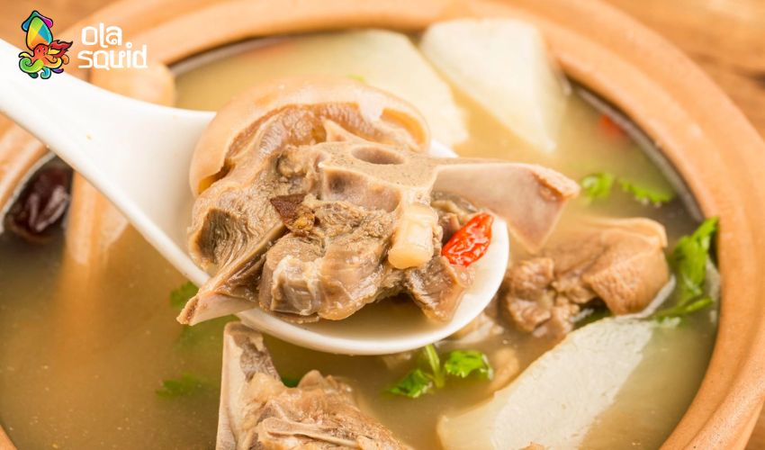 Cách nấu nước lèo bằng mực khô thơm ngọt, đậm vị biển 5 Hầm xương heo với củ cải trắng kết hợp gừng hành trước để tăng vị ngọt của nước dùng