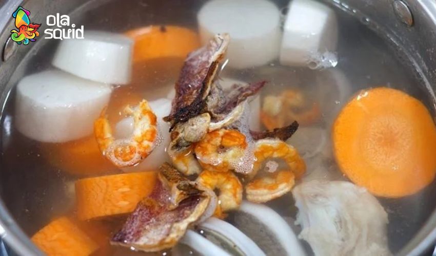 Cách nấu nước lèo bằng mực khô thơm ngọt, đậm vị biển 7 Mực khô được sử dụng để nấu nước lèo hủ tíu Nam Vang tạo nên vị ngọt thanh khác hẳn hủ tiếu nấu thuần xương