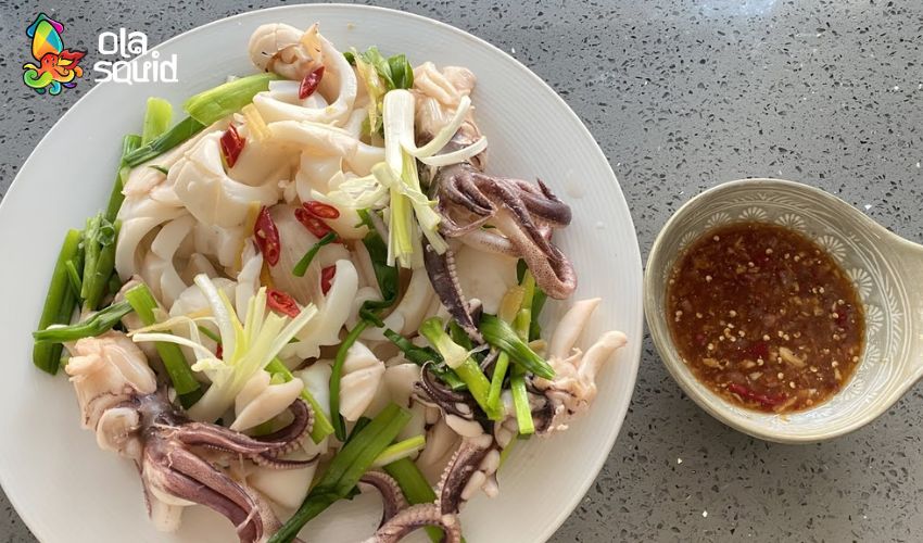 Sau sinh bao lâu thì ăn được mực khô? Lưu ý và liều lượng ăn phù hợp 9 Mực hấp gừng hành - món ăn giữ được độ giòn ngọt tự nhiên của mực, không tanh nhờ gừng và hành