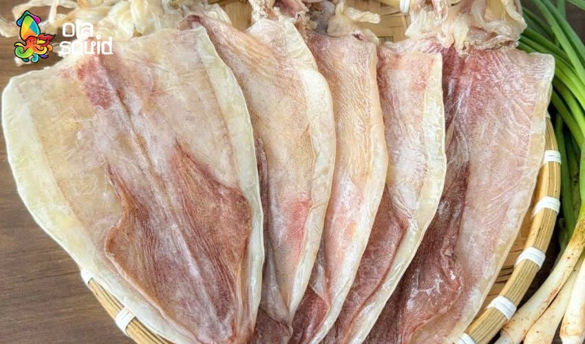 Mực khô Hạ Long là gì? Cập nhật giá và địa chỉ mua uy tín 3 Mực khô câu được đánh bắt tự nhiên, phơi ngay nên có lớp thịt dày, màu vàng nhạt tự nhiên