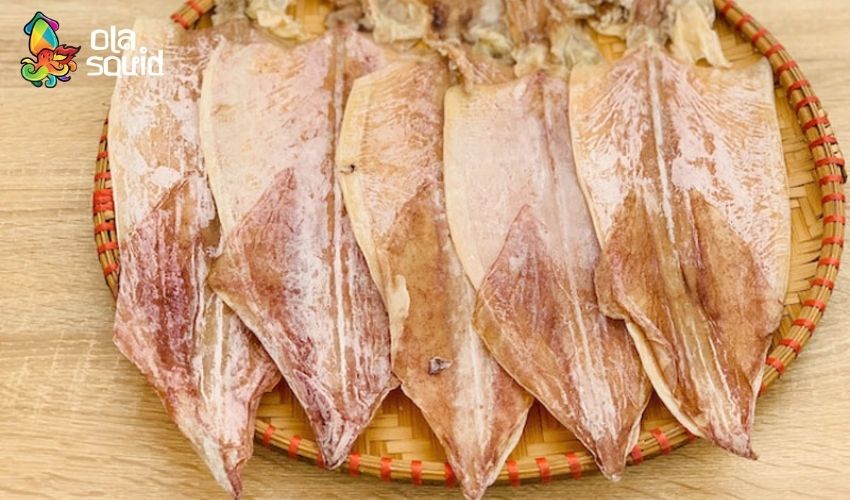 Mực khô có được mang lên máy bay không? Quy định mới nhất bạn cần biết 1 Mực khô Ola Squid - đạt tiêu chuẩn vệ sinh an toàn thực phẩm, rất tiện lợi để mang lên máy bay