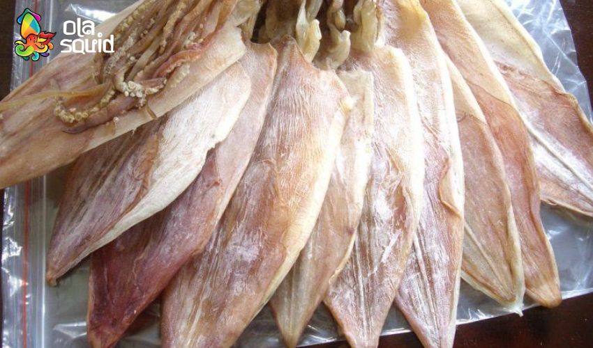 Mực khô Hạ Long là gì? Cập nhật giá và địa chỉ mua uy tín 1 Mực khô Hạ Long có thịt dày, vị ngọt tự nhiên và độ đạm cao hơn mực từ nhiều vùng biển khác