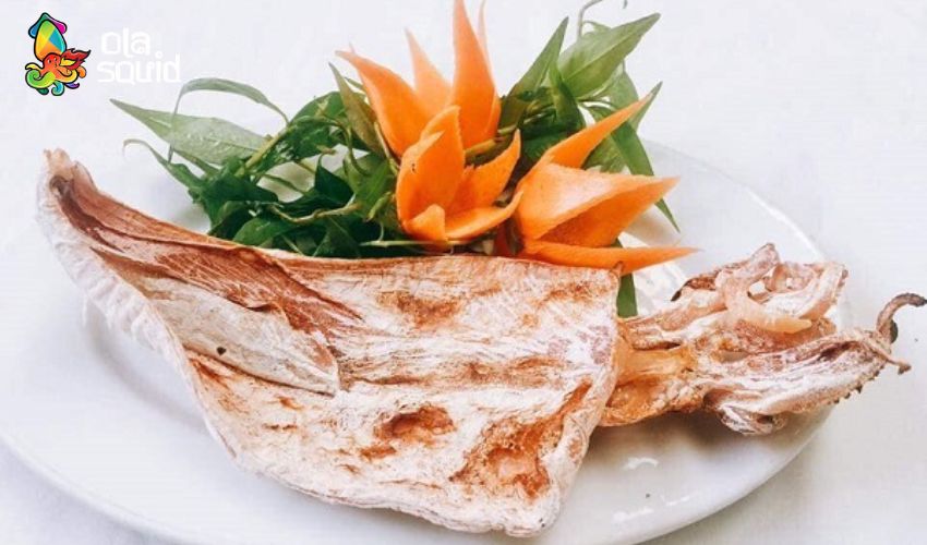 Mực khô Hạ Long là gì? Cập nhật giá và địa chỉ mua uy tín 10 Mực khô nướng than hoa xé sợi, chấm kèm tương ớt chua ngọt cực kỳ cuốn
