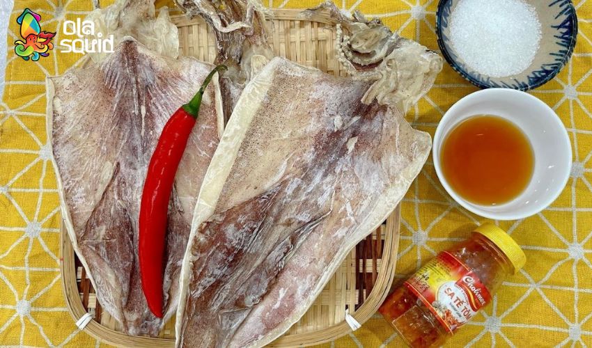 Cách nấu nước lèo bằng mực khô thơm ngọt, đậm vị biển 2 Mực khô là nguyên liệu chính hầm để được nước lèo ngọt thanh ngon đúng điệu