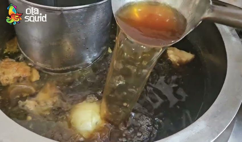 Cách nấu nước lèo bằng mực khô thơm ngọt, đậm vị biển 11 Nước lèo nếu đun lửa quá lớn, sôi liên tục mà không vớt bọt sẽ tạo ra màu đục ngầu