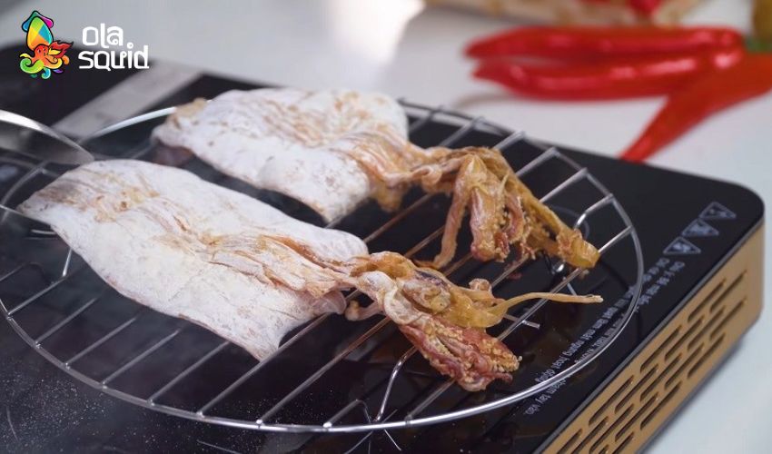 Cách nấu nước lèo bằng mực khô thơm ngọt, đậm vị biển 4 Nướng sơ mực khô trước khi hầm để tạo mùi thơm và tăng độ ngọt cho mực