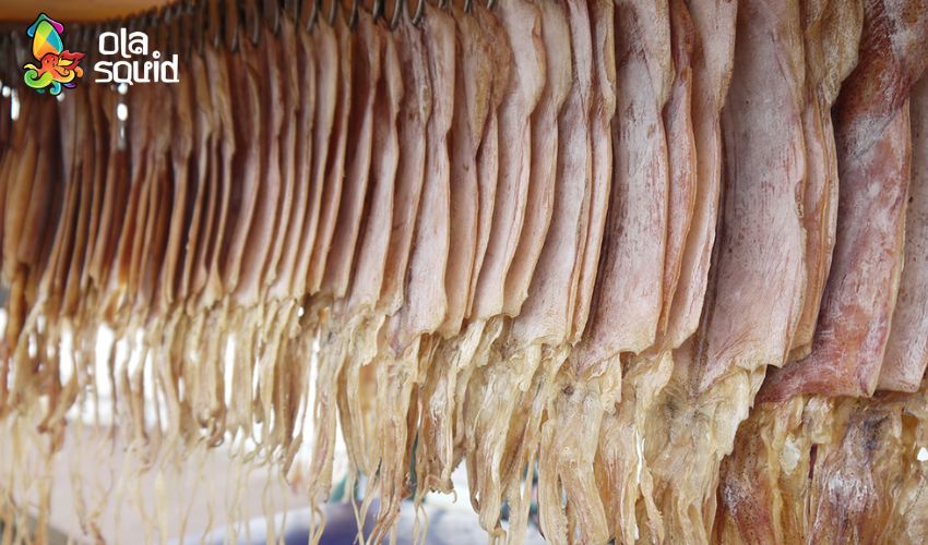 Mực khô Hạ Long là gì? Cập nhật giá và địa chỉ mua uy tín 2 Mực được phơi dưới nắng gió biển tự nhiên tạo ra lớp phấn trắng tự nhiên đặc trưng trên bề mặt