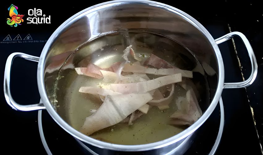 Cách nấu nước lèo bằng mực khô thơm ngọt, đậm vị biển 1 Mực khô hầm nước lèo giúp nước lèo có vị ngọt thanh mà xương hầm đơn thuần khó đạt được