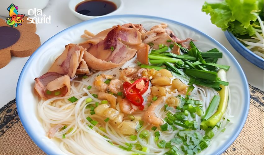 Cách nấu nước lèo bằng mực khô thơm ngọt, đậm vị biển 6 Thành phẩm món hủ tíu được hầm từ nước lèo mực khô
