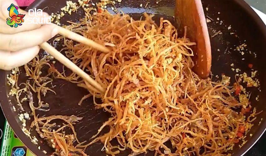 Cách làm miến xào mực khô thơm ngon, dai giòn chuẩn vị tại nhà 4 Chiên mực để tạo độ dai giòn trước khi xào với miến