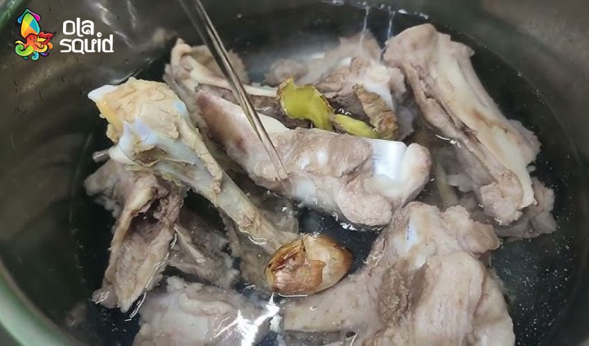 Cách nấu nước lèo bằng mực khô thơm ngọt, đậm vị biển 3 Trụng sơ xương heo để loại bỏ tạp chất trước khi cho vào nồi hầm chính