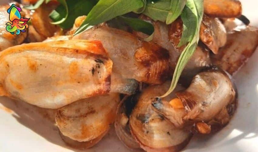 What is a Geoduck? Characteristics, Nutritional Value, and Preparation Methods 5 Stir-fried geoduck with garlic is golden, crispy, and fragrant