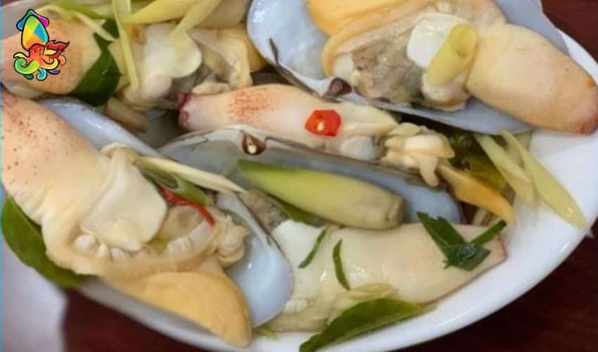What is a Geoduck? Characteristics, Nutritional Value, and Preparation Methods 6 Steamed geoduck with lemongrass retains its original flavor