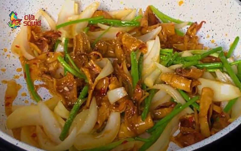 Cách làm khô mực chiên nước mắm hành tây chuẩn vị, giòn ngon 4 Sau khi chiên xong, bạn nên thưởng thức món ăn ngay