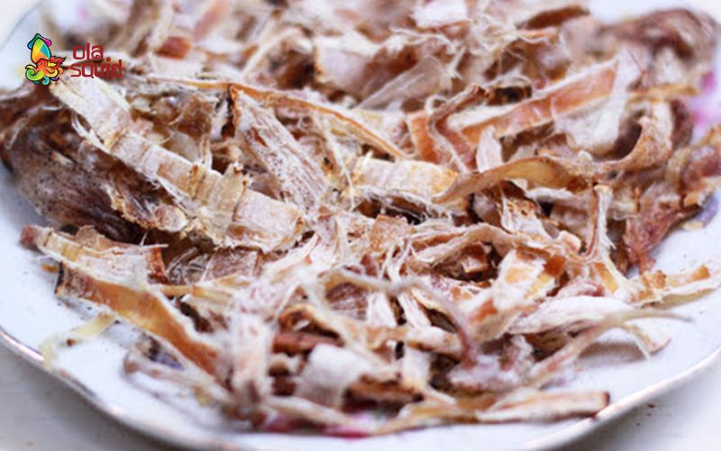 Cách làm khô mực chiên nước mắm hành tây chuẩn vị, giòn ngon 2 Nướng thơm và xé mực khô trước khi chiên