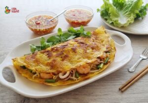 Bánh xèo tôm mực giòn ngon, ăn kèm rau sống 