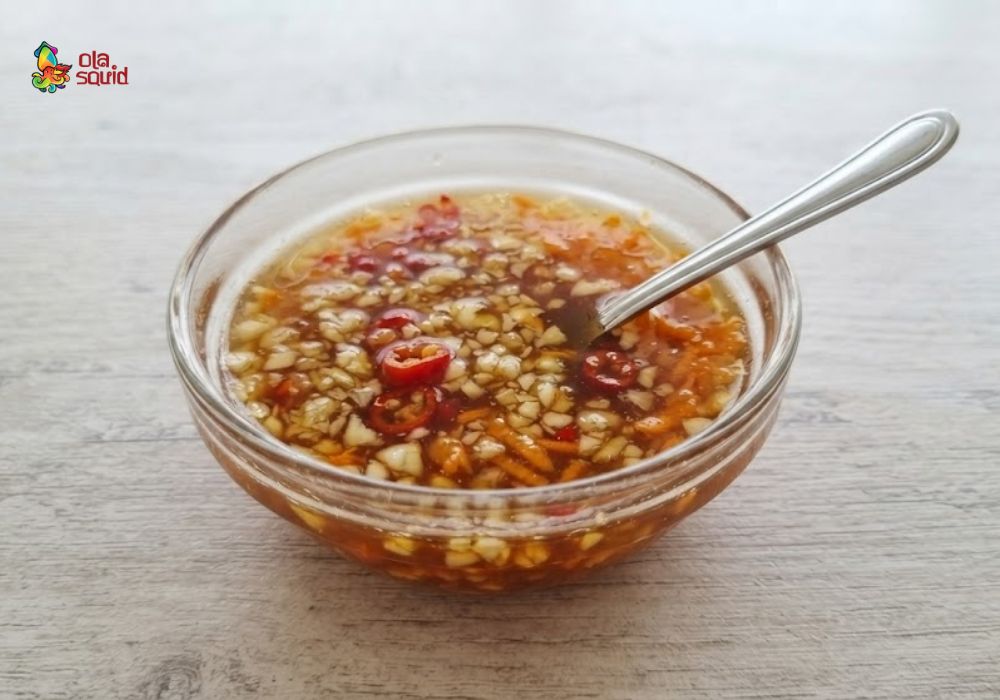 Cách làm bánh xèo tôm mực giòn rụm tại nhà, không tanh 5 Pha nước chấm bánh xèo chua ngọt đậm đà