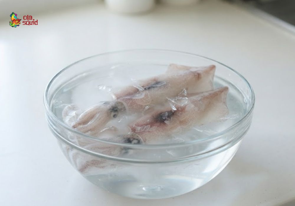 4 cách rã đông mực nhanh, giữ độ tươi ngọt tự nhiên 2 Rã đông mực trong nước lạnh, giữ thịt mực săn chắc và tươi ngon