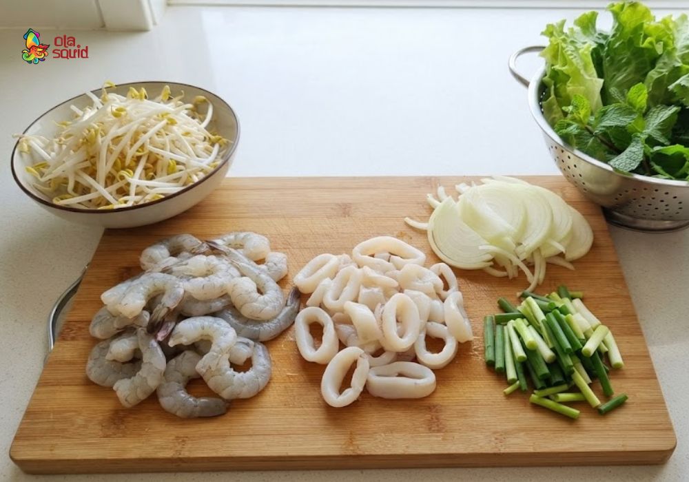Cách làm bánh xèo tôm mực giòn rụm tại nhà, không tanh 3 Sơ chế tôm, mực và các nguyên liệu làm bánh xèo