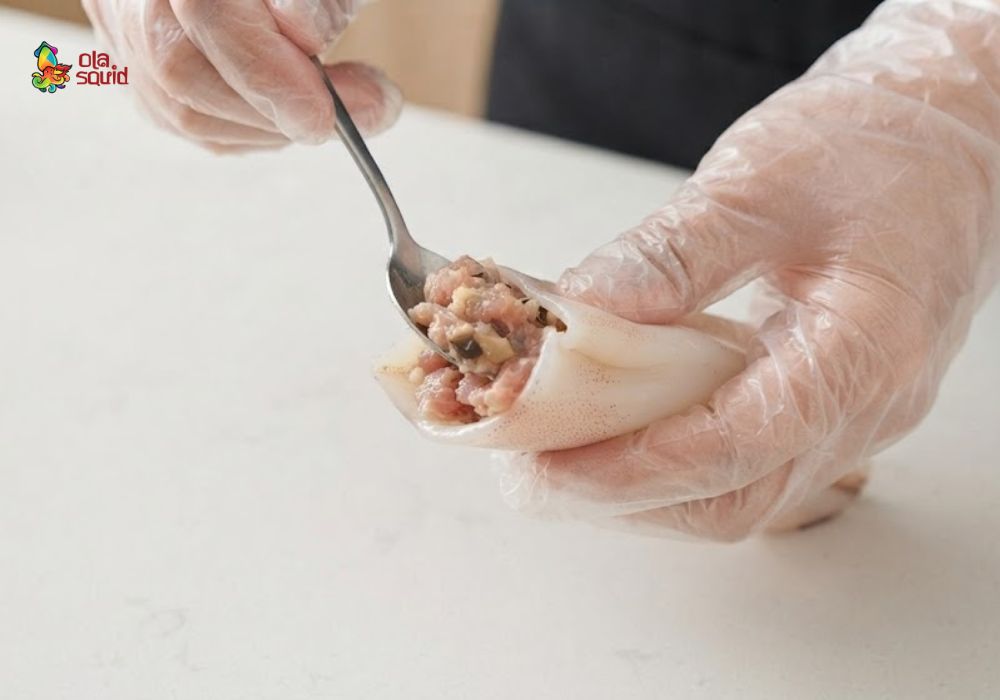 Cách làm mực nhồi thịt sốt cà chua đậm đà dễ làm 3 Trộn nhân thịt rồi nhồi đều vào thân mực